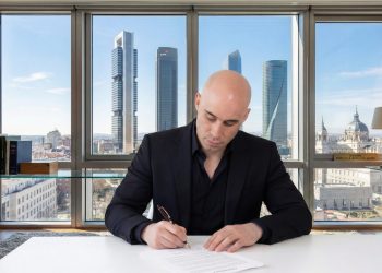 Fredi Mosteirin firma con una editorial francesa para los próximos ocho años