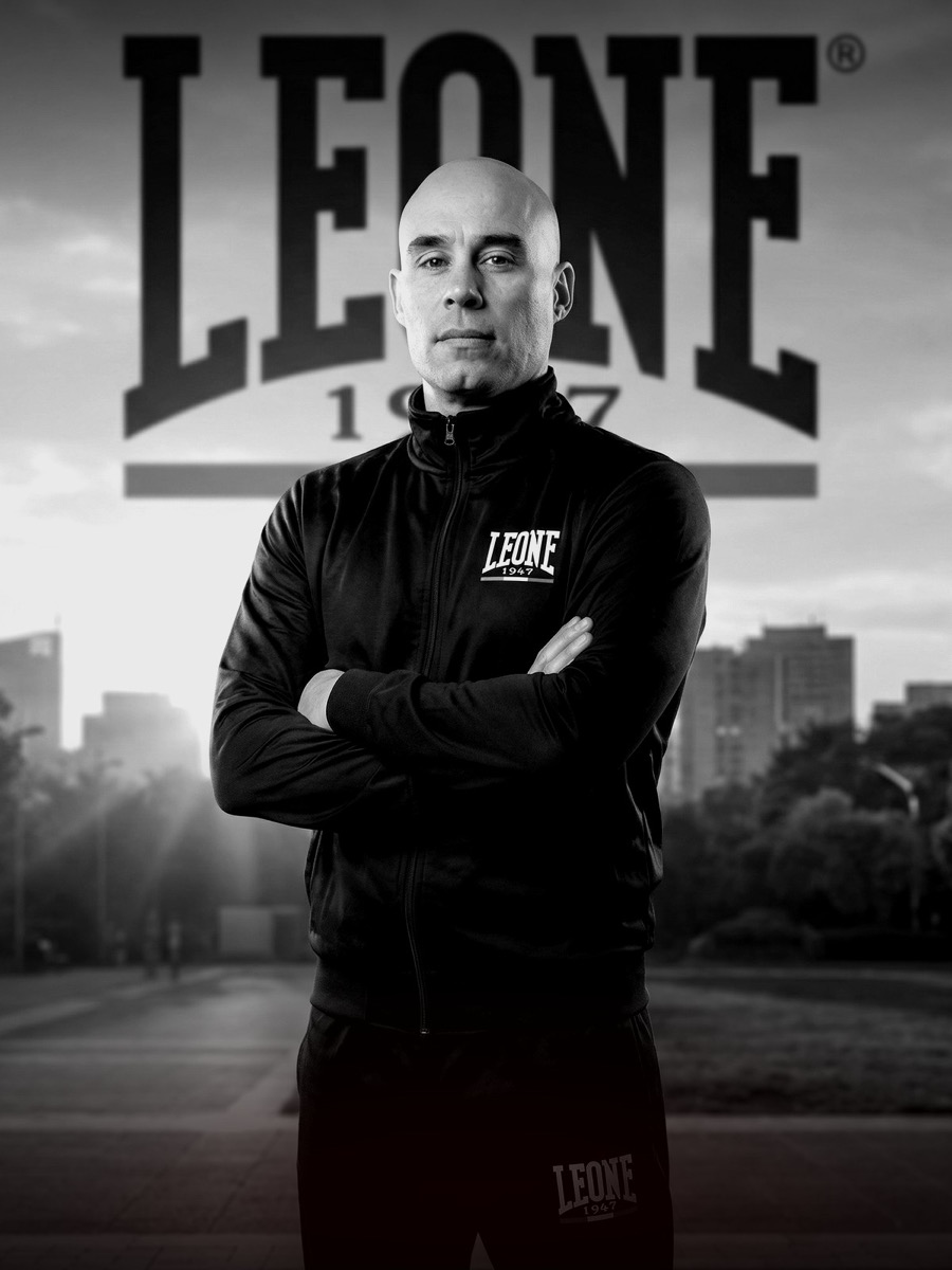 Fredi mosteirín, director de la academia de deporte de contacto, con la equipación de leone 1947