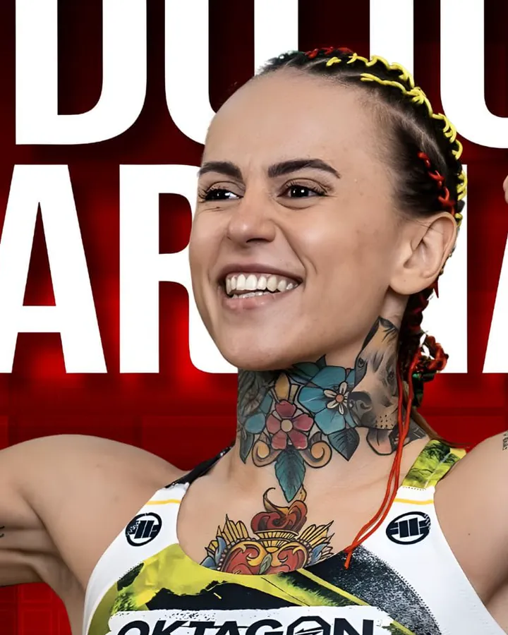 Aitana álvarez «pitbull», peleadora profesional de mma, en el cartel del dojo arena