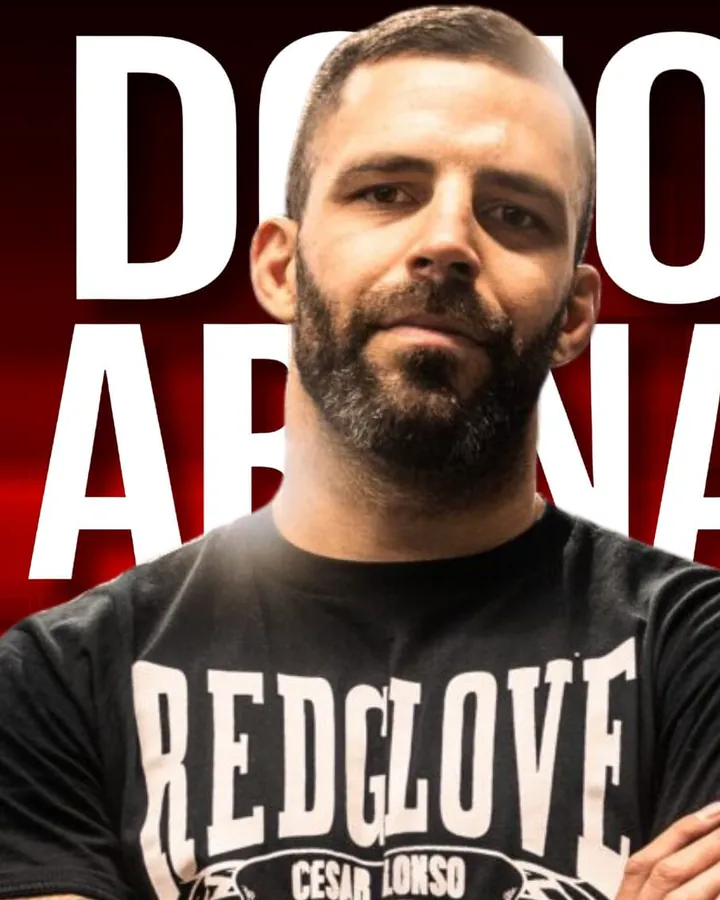César alonso, peleador profesional de mma y comentarista, en el cartel del dojo arena