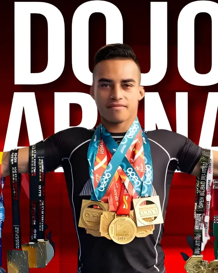 Chrystian ribeiro con sus medallas de jiu-jitsu, en el cartel del dojo arena