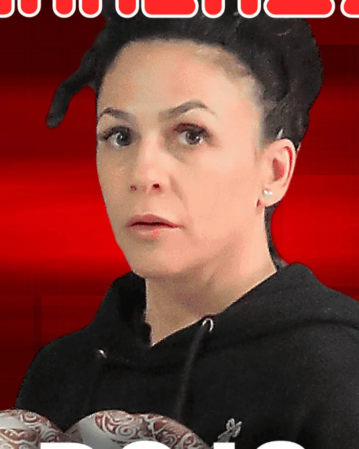 Soraya sánchez con los guantes al hombro, en el cartel del dojo arena
