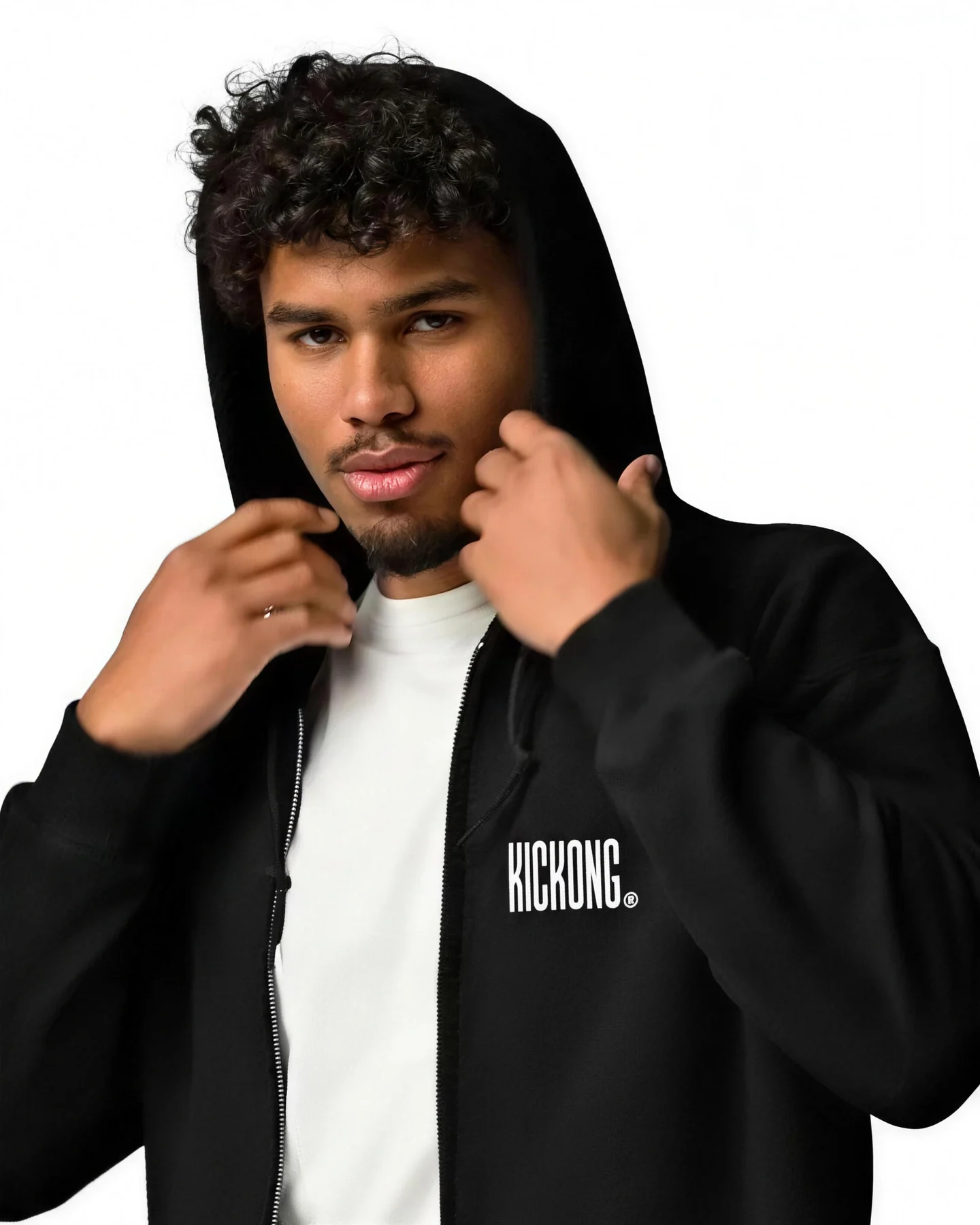 Chico con la sudadera básica kickong black con capucha