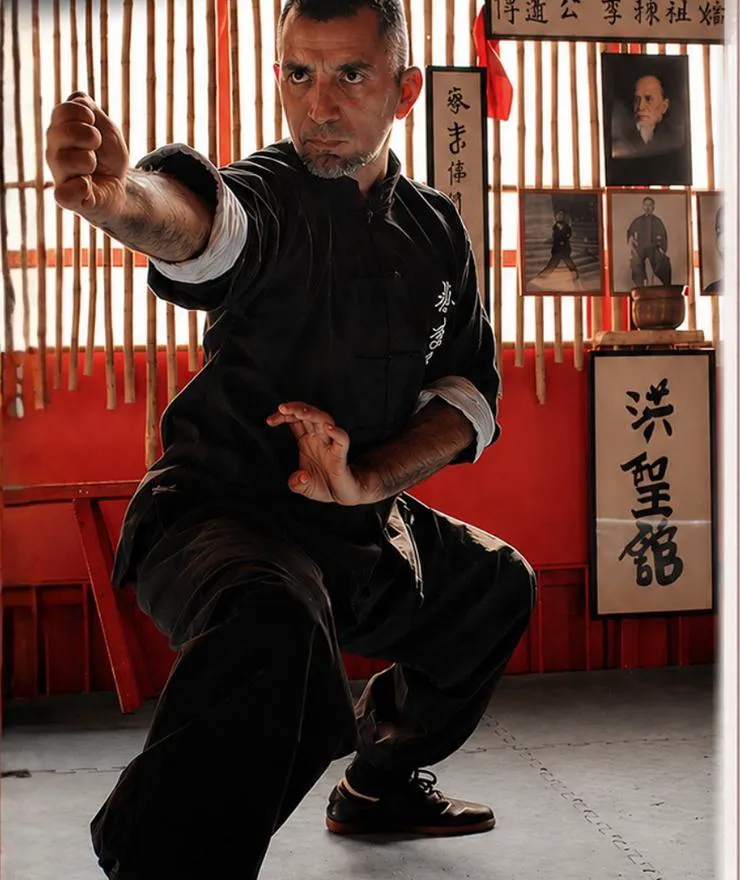 Revista mundo marcial Gustavo fellenberg en guardia de kung fu, foto de su biografía en mundo marcial de abril de 2026