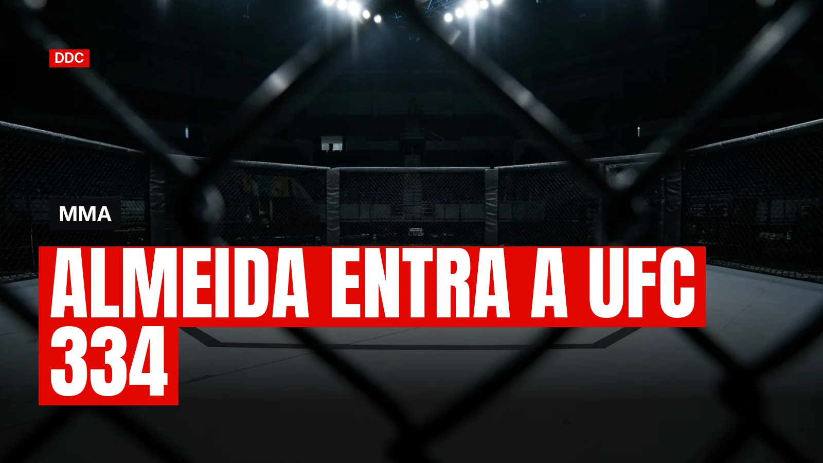 Lona del octágono iluminada por focos en un pabellón deportivo vacío antes de un combate de artes marciales mixtas.