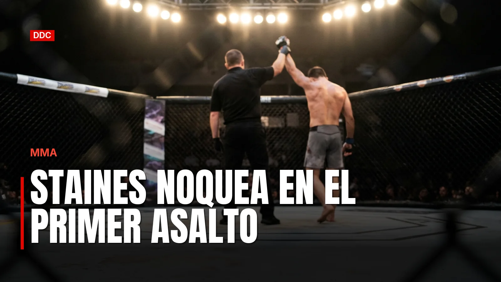 Árbitro levantando el brazo al vencedor sobre la lona de una jaula de artes marciales mixtas.
