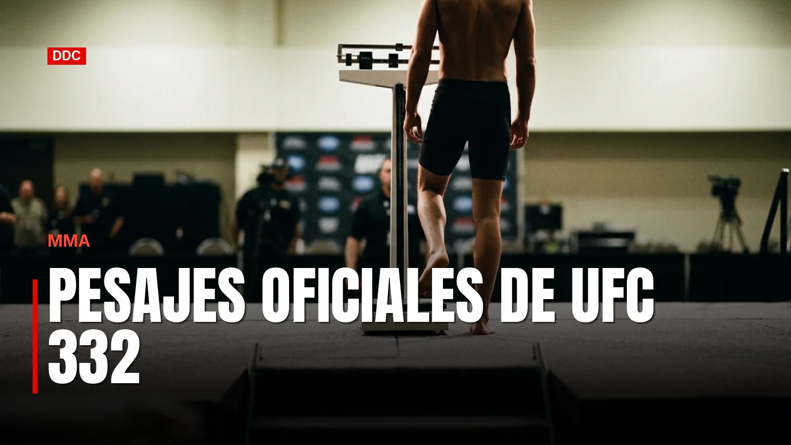 Báscula médica oficial durante el pesaje de un evento de artes marciales mixtas.