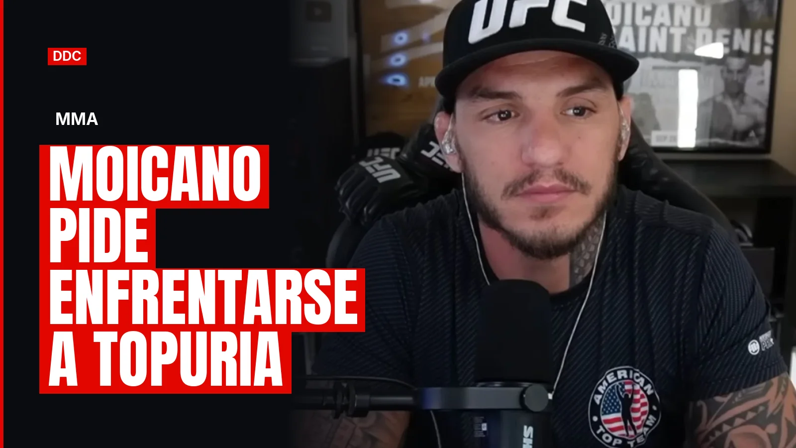 Guantes de mma sobre la lona de una jaula deportiva bajo iluminación cenital.