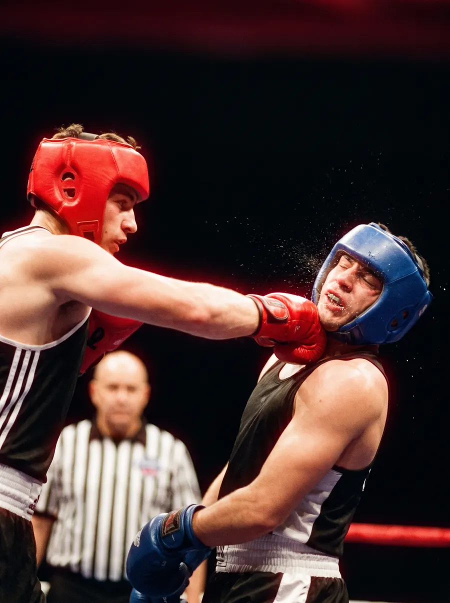 Boxeador conectando un directo en un combate amateur