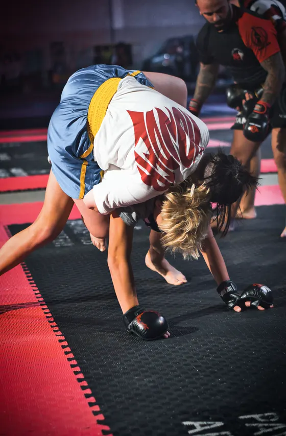 Combate de grappling en el tatami del dojo arena
