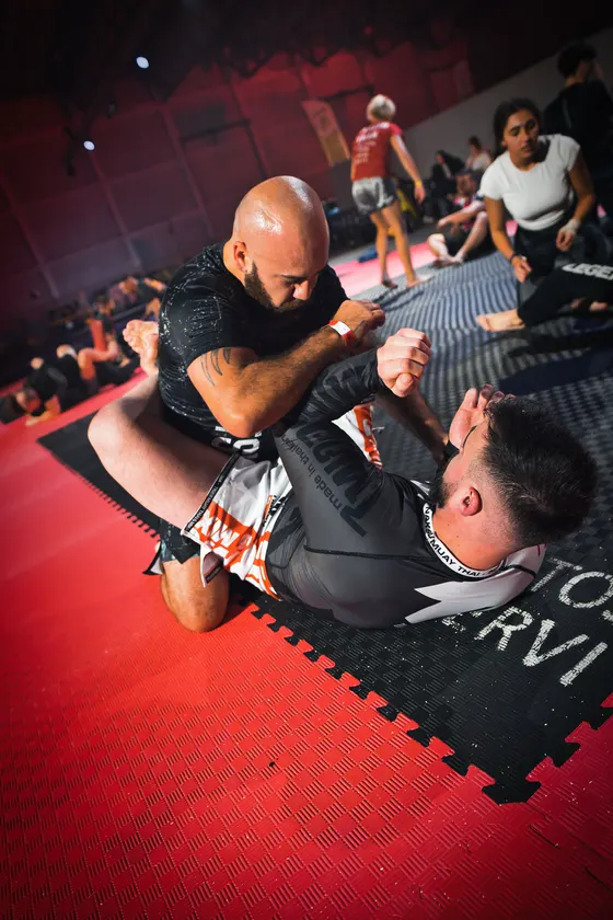 Grappling sin kimono en el dojo arena
