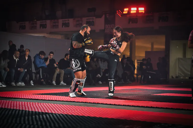 Patada en una exhibición de kickboxing sobre el tatami