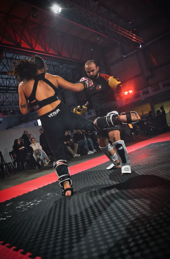 Exhibición de kickboxing con el público alrededor