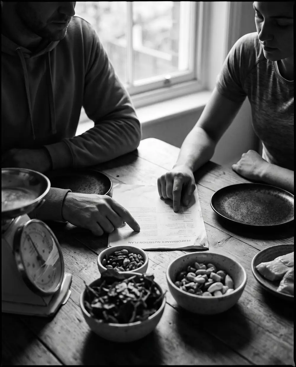 Nutricionista revisando un plan de comidas con un deportista de contacto