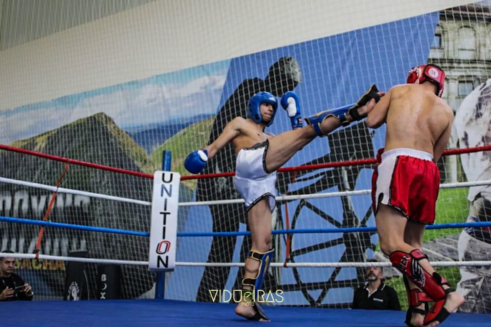 Patada alta en un combate en el ring del trofeo kickboxing ribeira sacra 2024