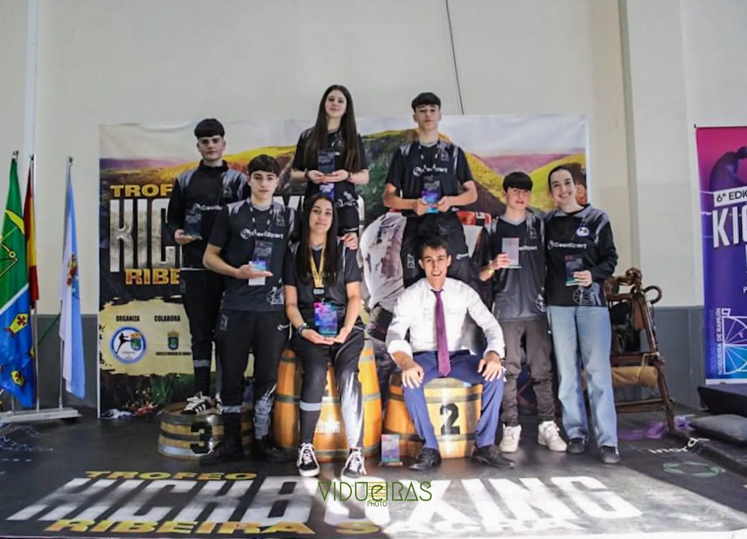 Deportistas con sus medallas en el photocall del trofeo