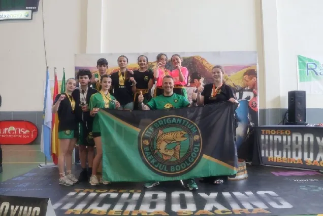 Deportistas del itf coirós brigantium con sus medallas en luintra, foto del artículo de acoruñaxa