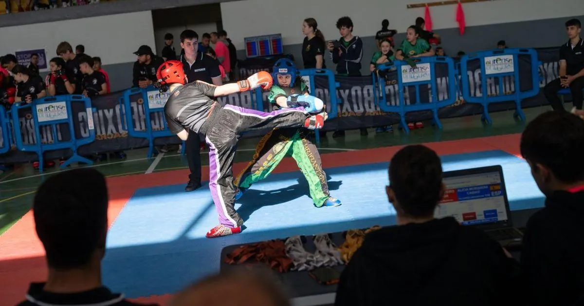 Combate en el tatami del viii trofeo kickboxing ribeira sacra, foto del artículo de la región