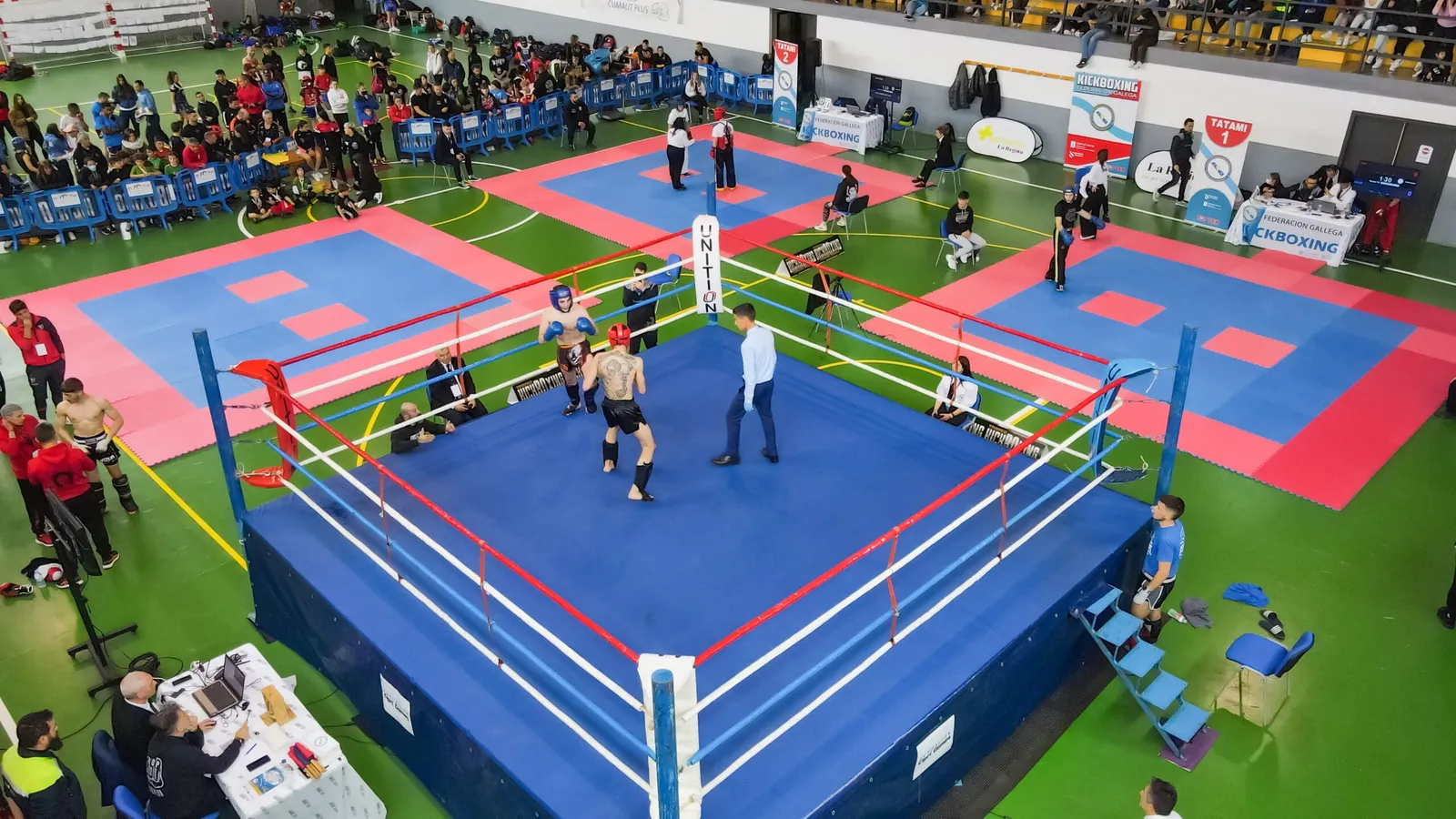 Vista aérea del ring y los tatamis en el pabellón municipal de luintra durante el trofeo
