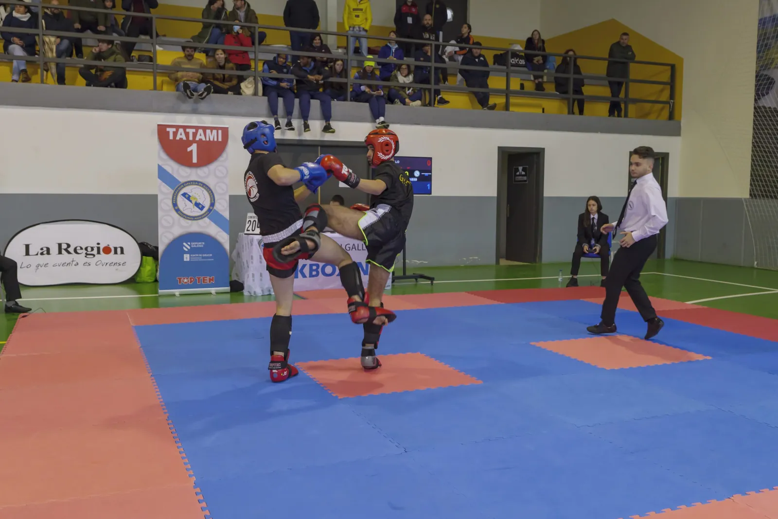 Combate en el tatami del pabellón municipal de luintra