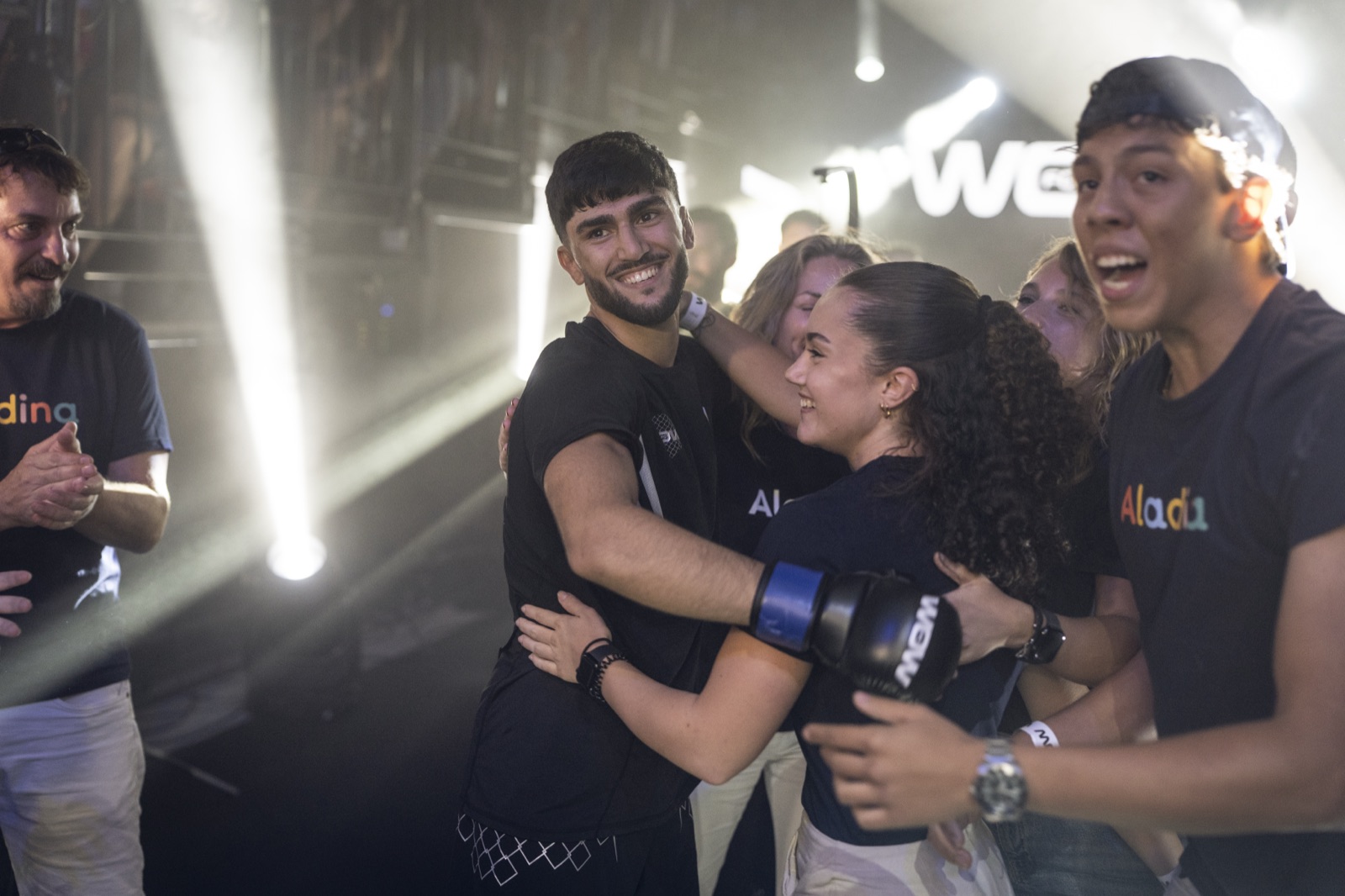 Enrique kakulov junto al equipo de la fundación aladina en wow 32