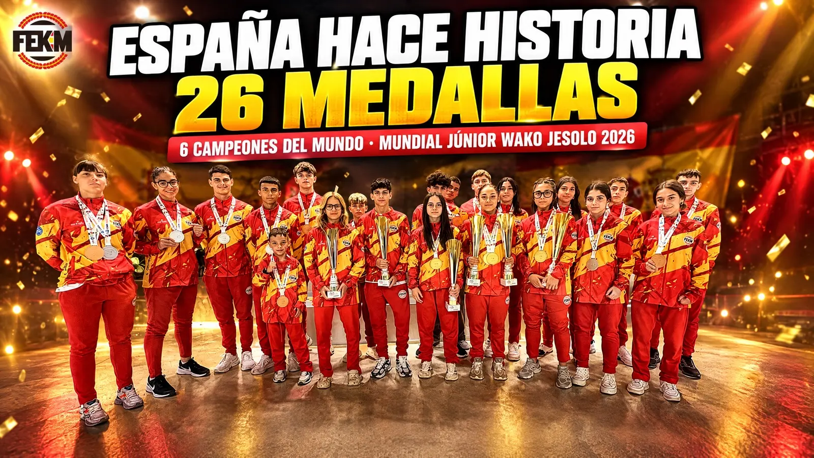 La selección española júnior de kickboxing posa con sus 26 medallas del mundial wako de jesolo 2026