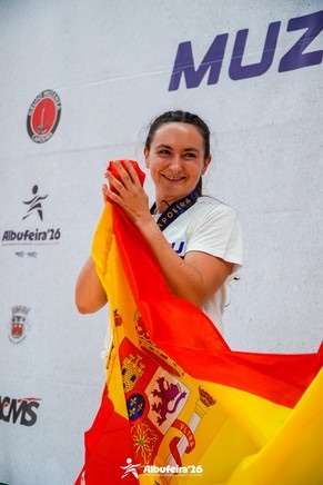 Lucía arce, passarinho, con su medalla de oro
