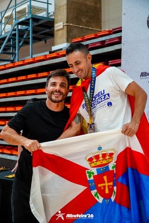 Diego guzmán, profesor chileno, con su medalla de plata