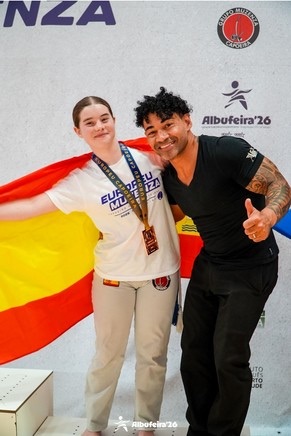 Elsa moreno, arquiteta, con mestre magrela y su medalla de bronce