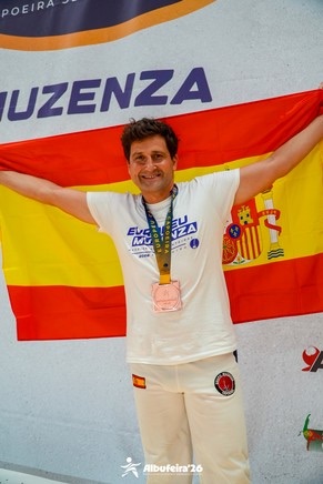 Carlos garijo, instructor picapiedra, con su medalla de bronce