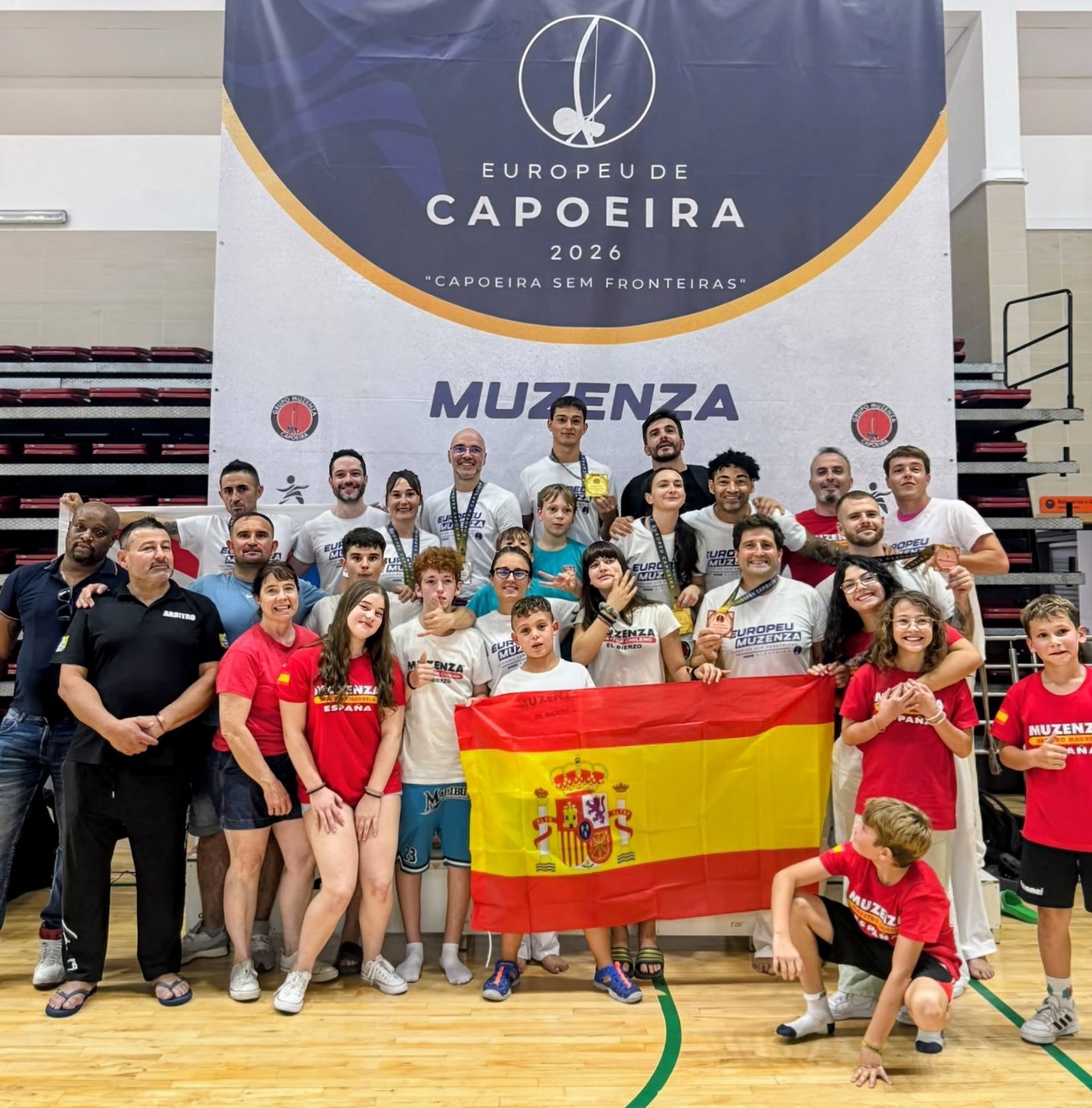 Representación española de capoeira muzenza con la bandera de españa en el europeo de albufeira 2026