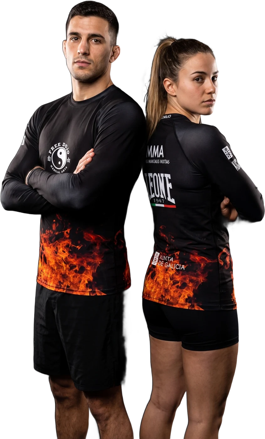 Dos atletas del club deportivo free dojo lugo con la equipación oficial de mma de leone 1947 y el distintivo de la xunta de galicia