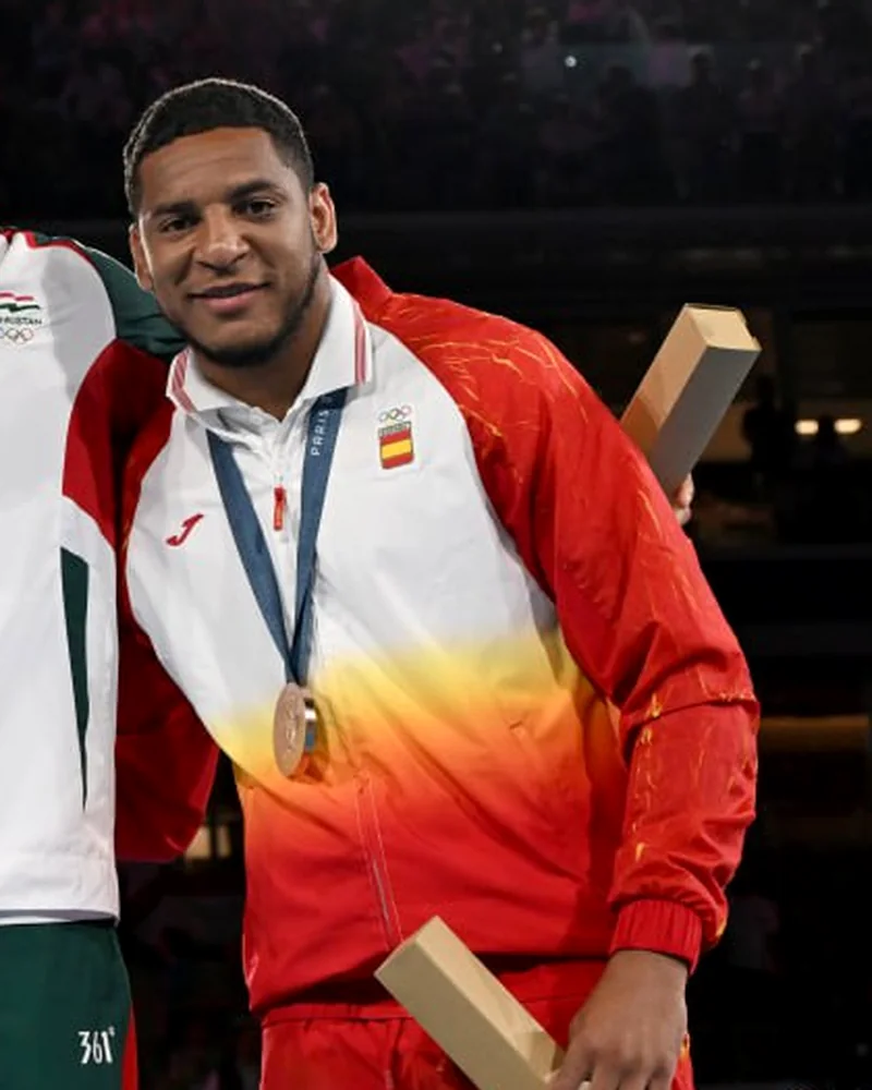 Enmanuel reyes pla con la medalla de bronce en el podio de parís 2024