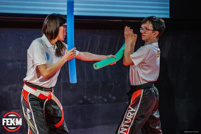 Exhibición de parakickboxing durante la gala de premios fekm 2025