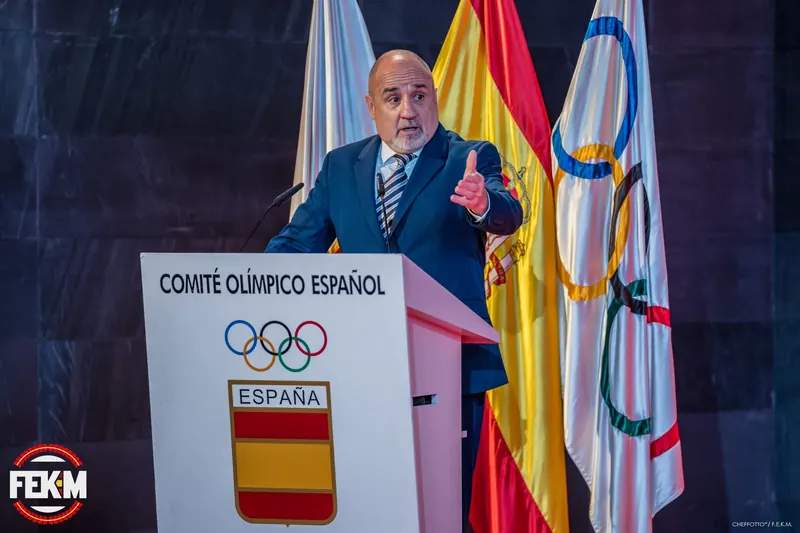Jesús eguía, presidente de la fekm, habla desde el atril del comité olímpico español en la gala de 2025