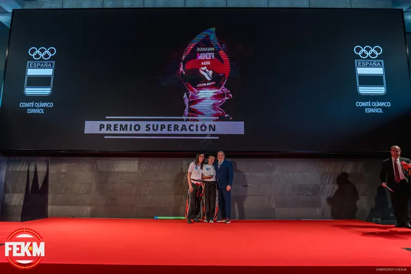 Entrega del premio superación en el escenario de la gala fekm 2025 en el comité olímpico español