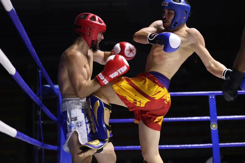 Jordi requejo, de la selección española, lanza una patada en el ring de los juegos del mediterráneo de taranto