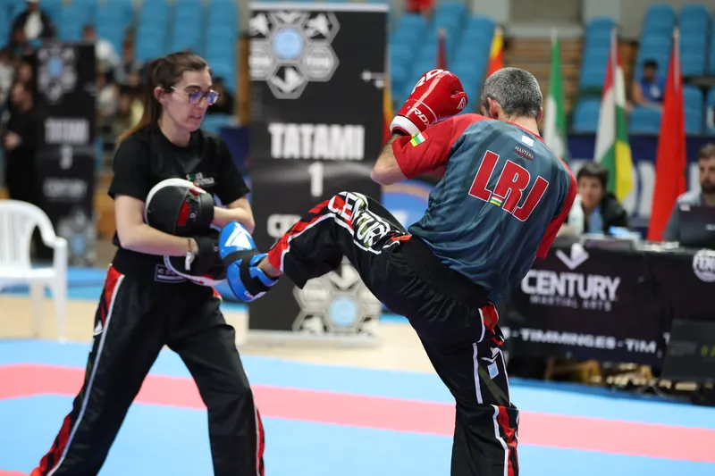 Un competidor lanza una patada ante su rival en el tatami de la liga