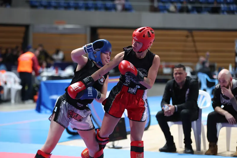 Dos competidoras se enfrentan en el tatami de la kickboxing stars league de santander