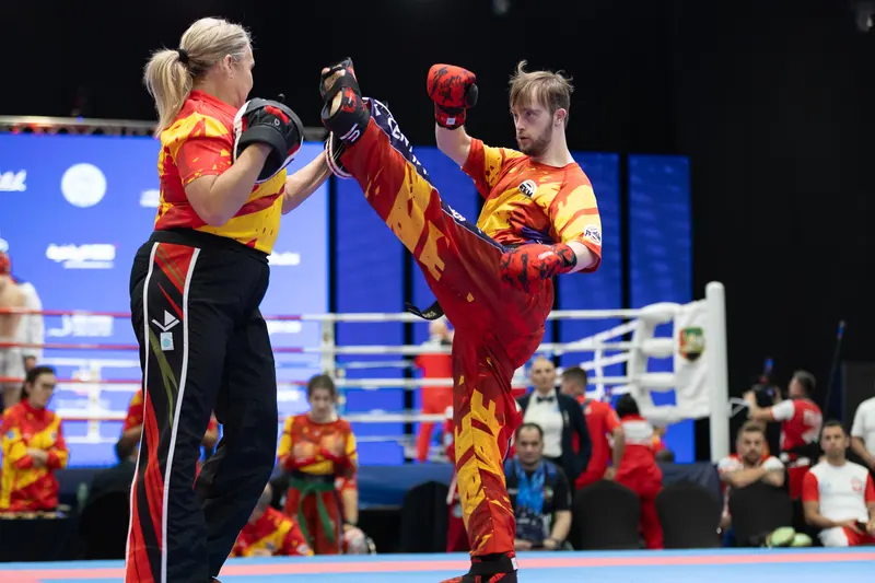 Deportista de la selección española lanza una patada alta a las manoplas de su entrenadora