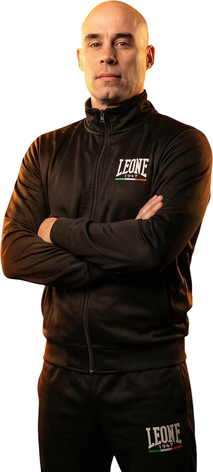 Biografía deportiva de fredi mosteirín Fredi mosteirín, maestro de artes marciales y entrenador de deportes de contacto, con la equipación oficial de leone 1947