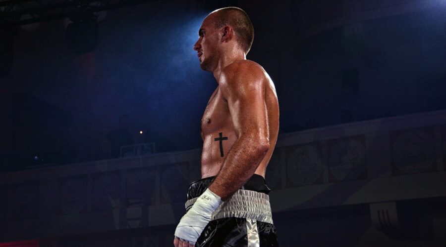 Descubre cómo ganar dinero como deportista de contacto: consejos para monetizar tu pasión