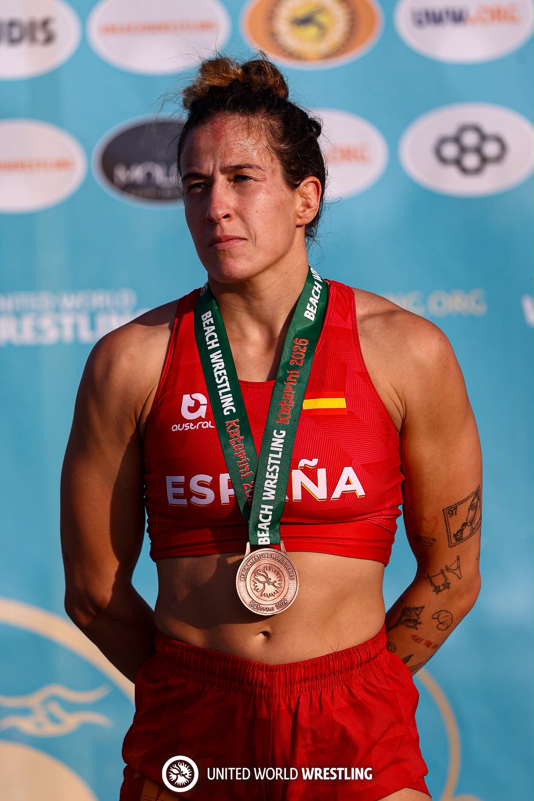 Lydia pérez con la medalla de bronce de lucha playa en katerini 2026