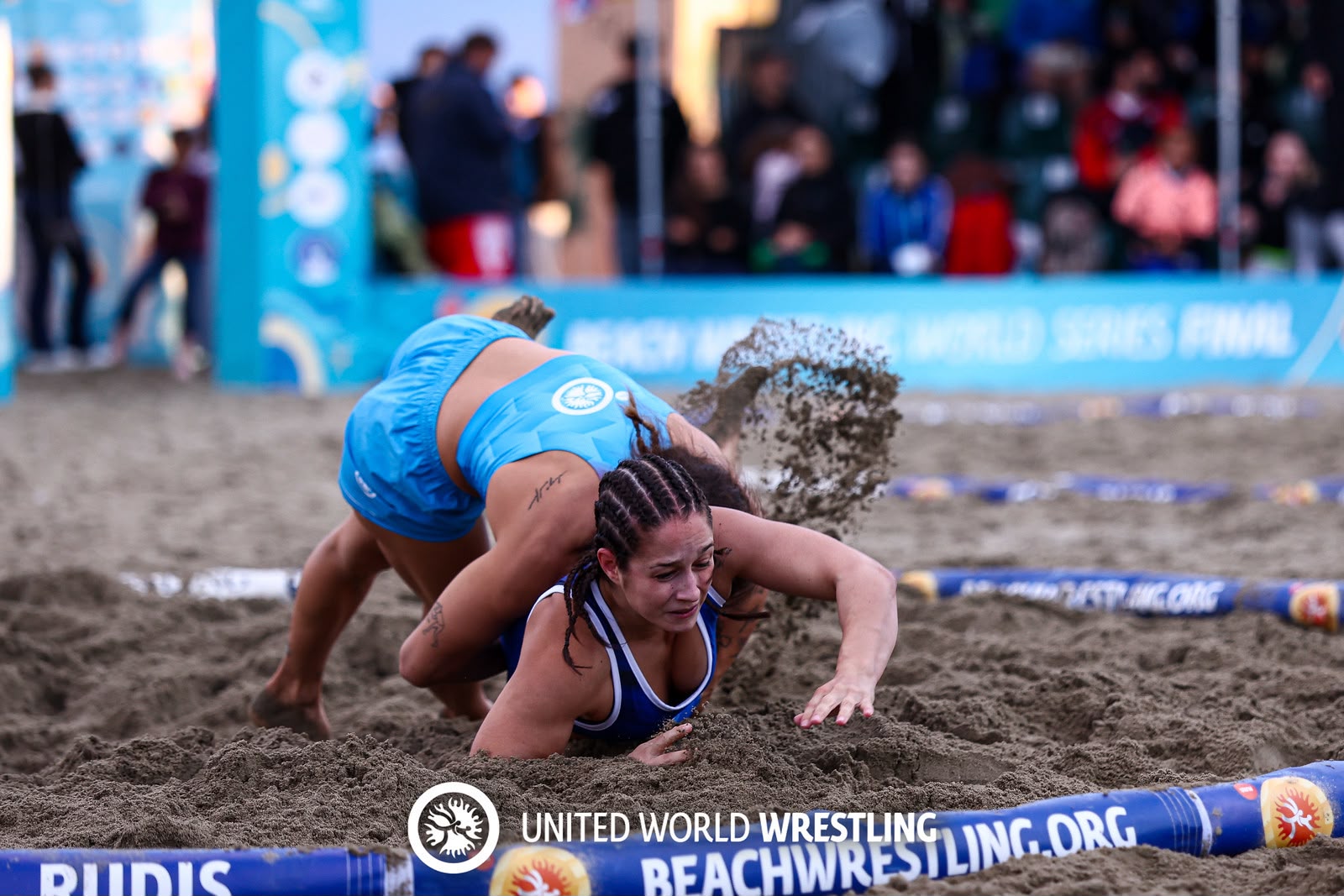 Lydia pérez en un combate de lucha playa de las beach wrestling world series en katerini, grecia
