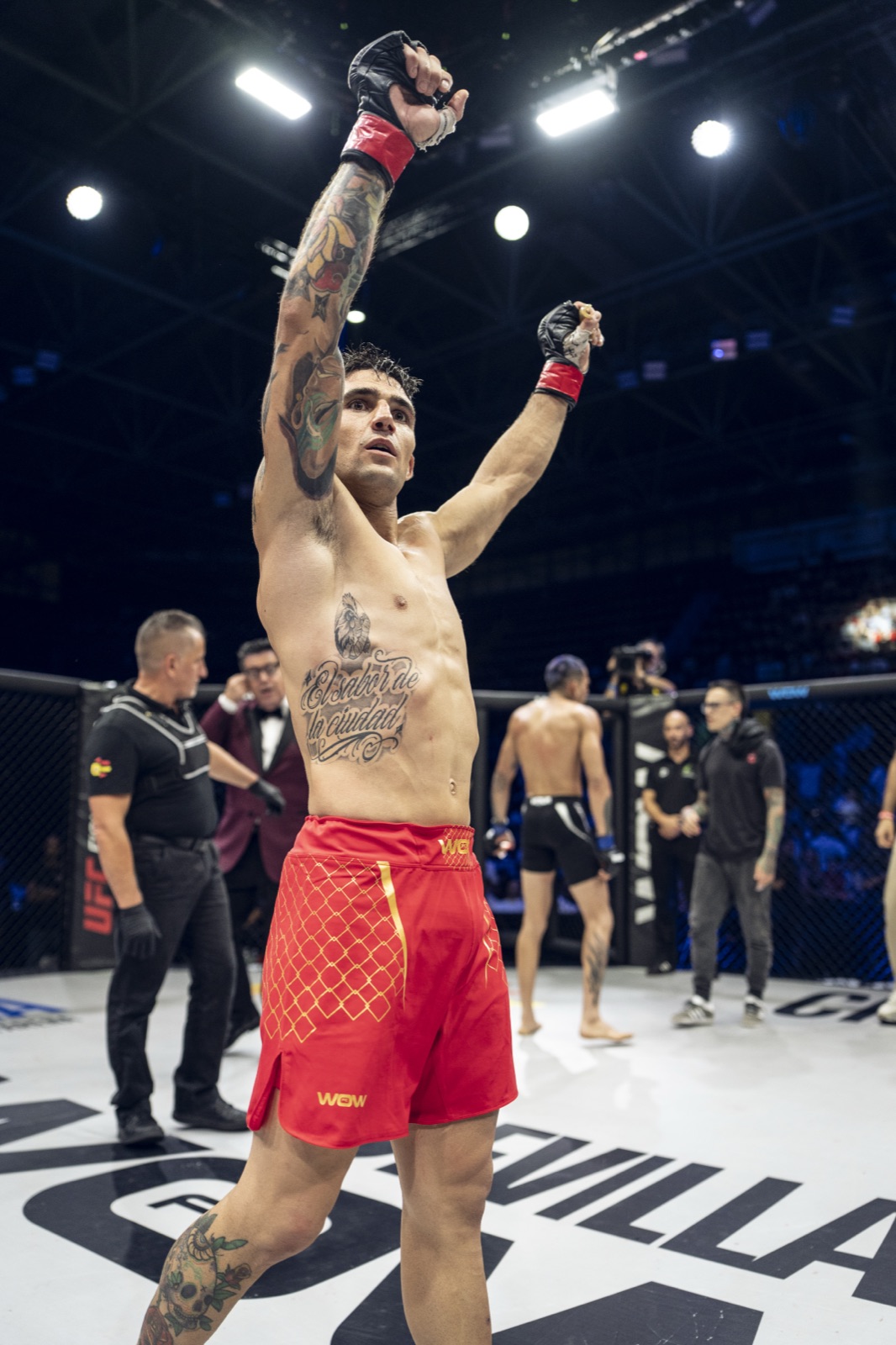 Pepe torres celebra su victoria ante jefferson vargas en wow 32
