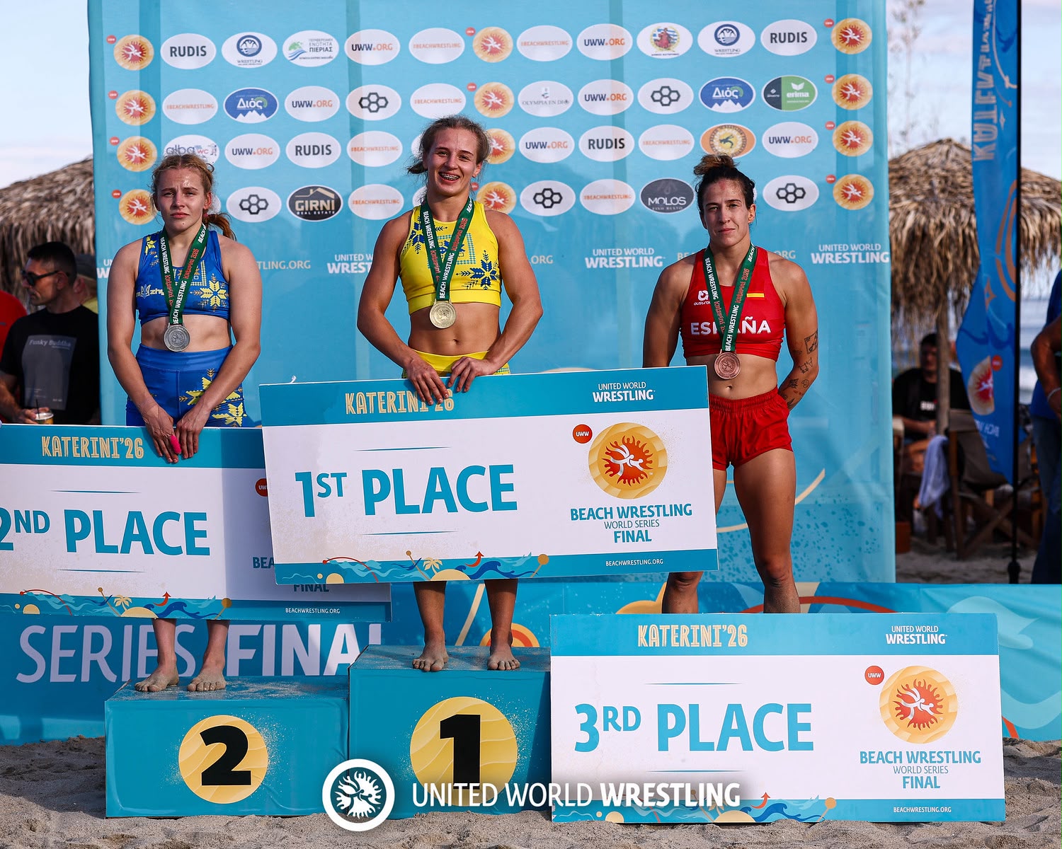 Podio de la final de las beach wrestling world series en katerini con lydia pérez en tercer lugar