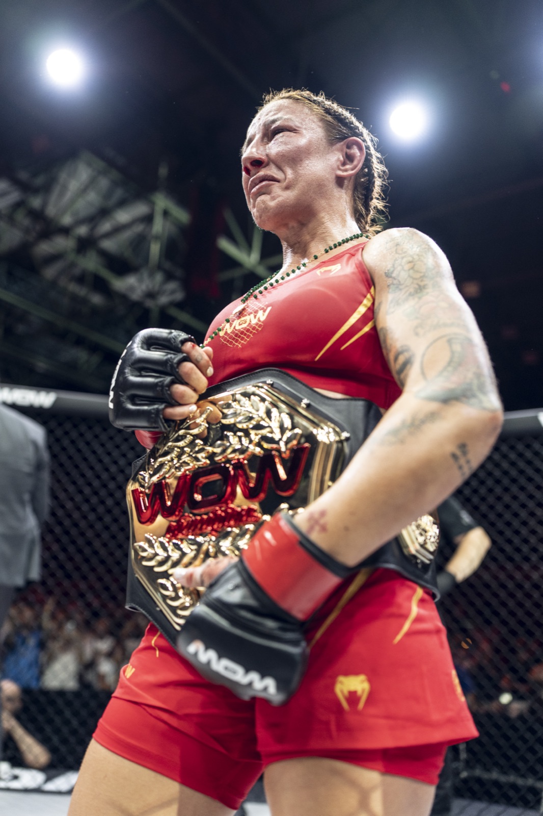 Sara viéitez con el cinturón de campeona del peso paja de wow