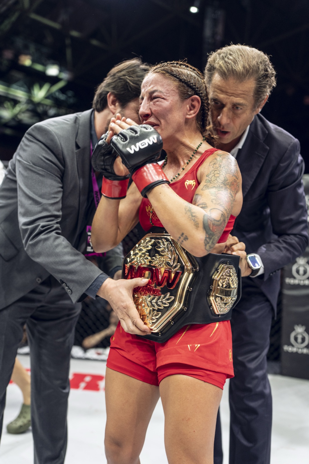 Sara viéitez se emociona al recibir el primer cinturón femenino de wow