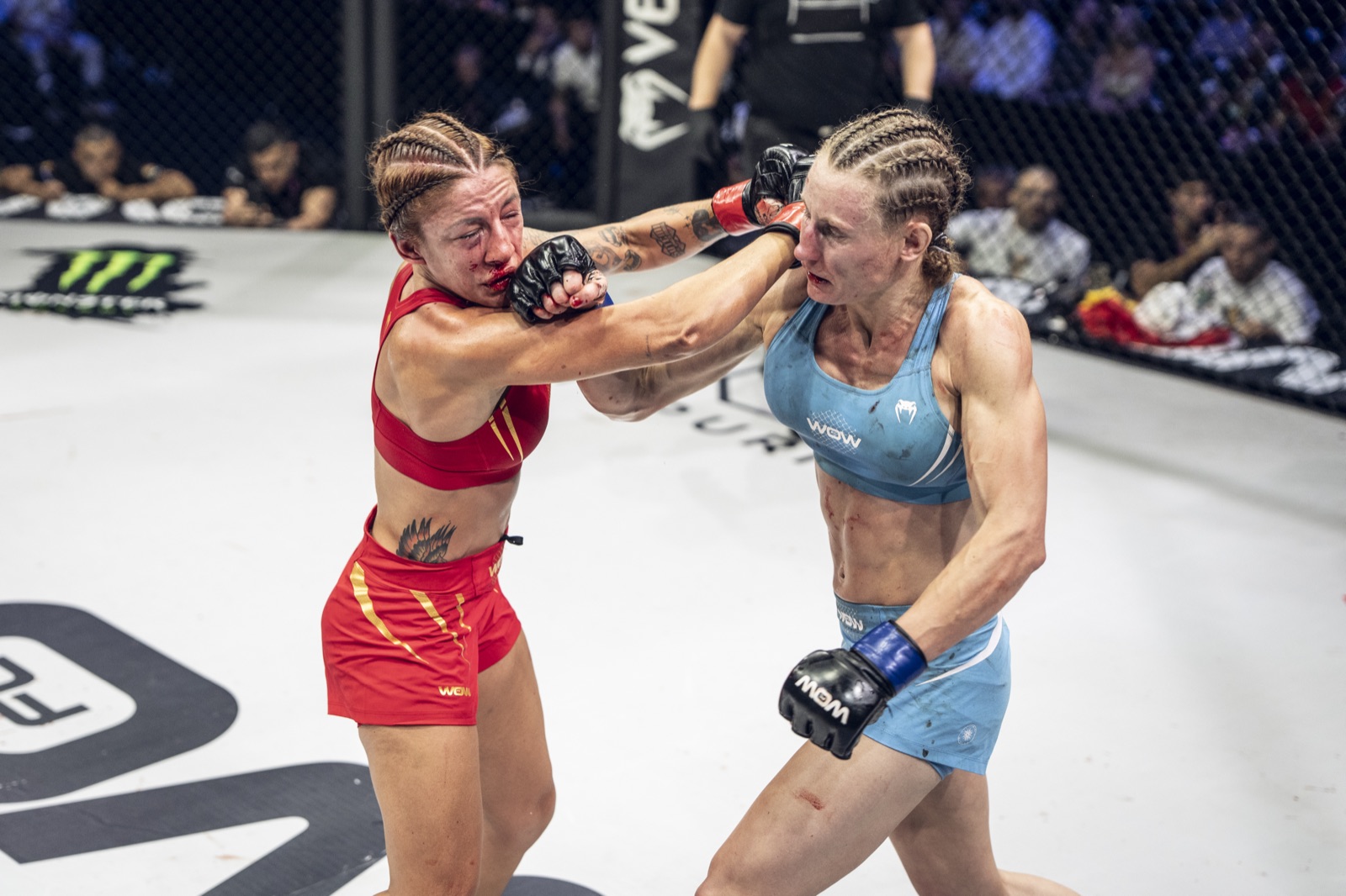Sara viéitez y hanna palmqvist intercambian golpes en la jaula de wow 32 sevilla