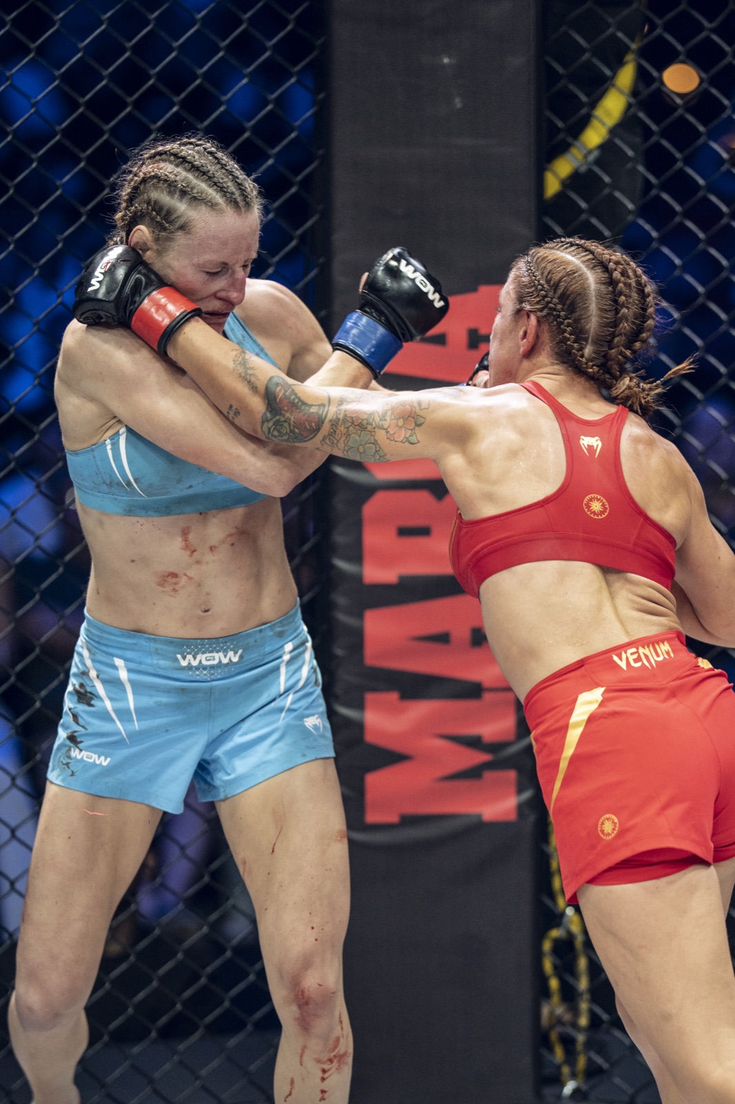 Sara viéitez y hanna palmqvist en el clinch durante el combate por el título de wow